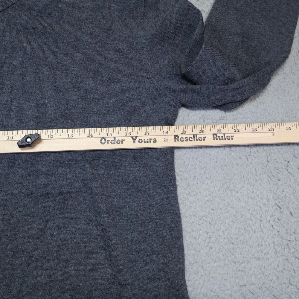 UNTUCKit Spitler V-Neck Sweater Mens Medium Gray Extrafine Merino Wool 40738